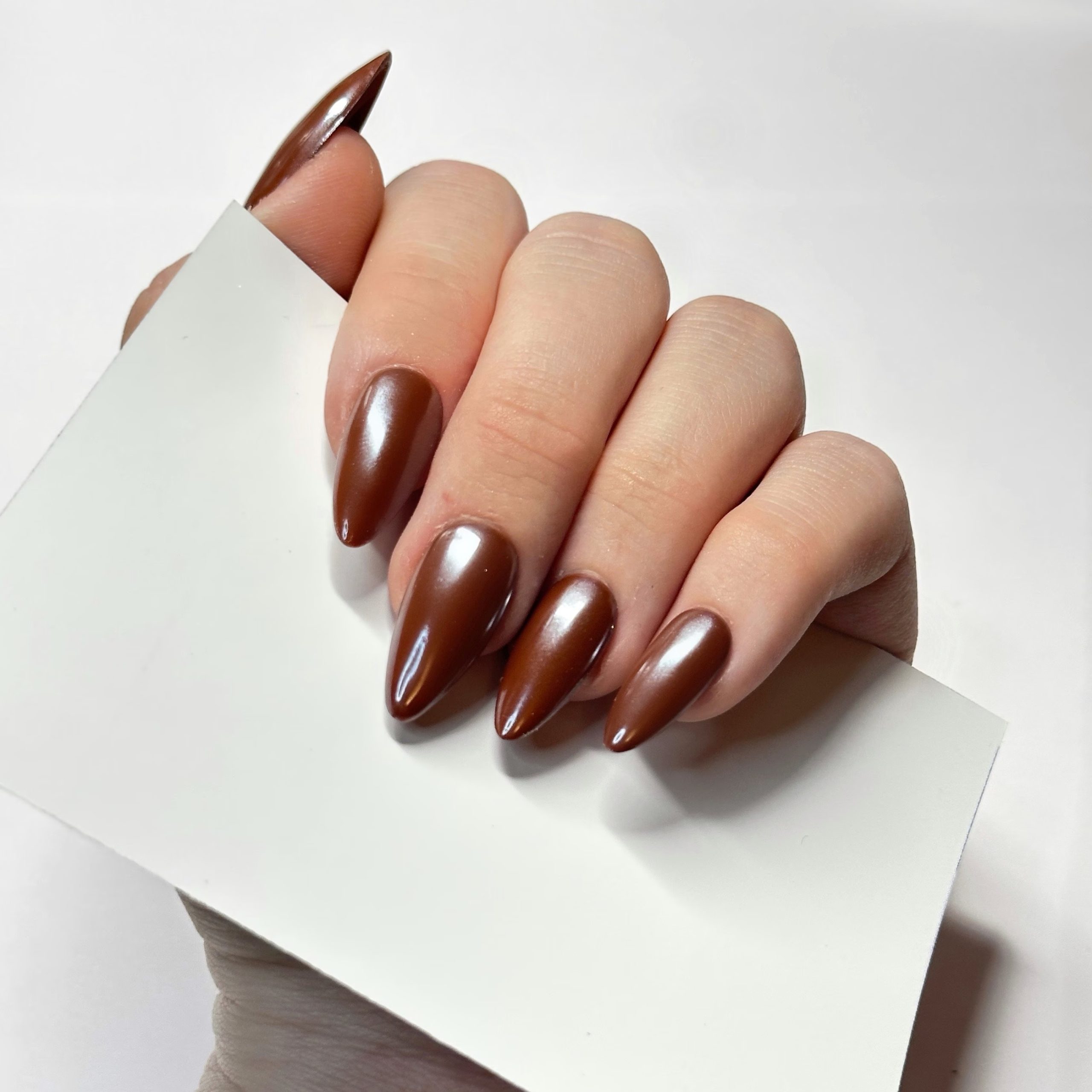 unhas marrons glaceadas