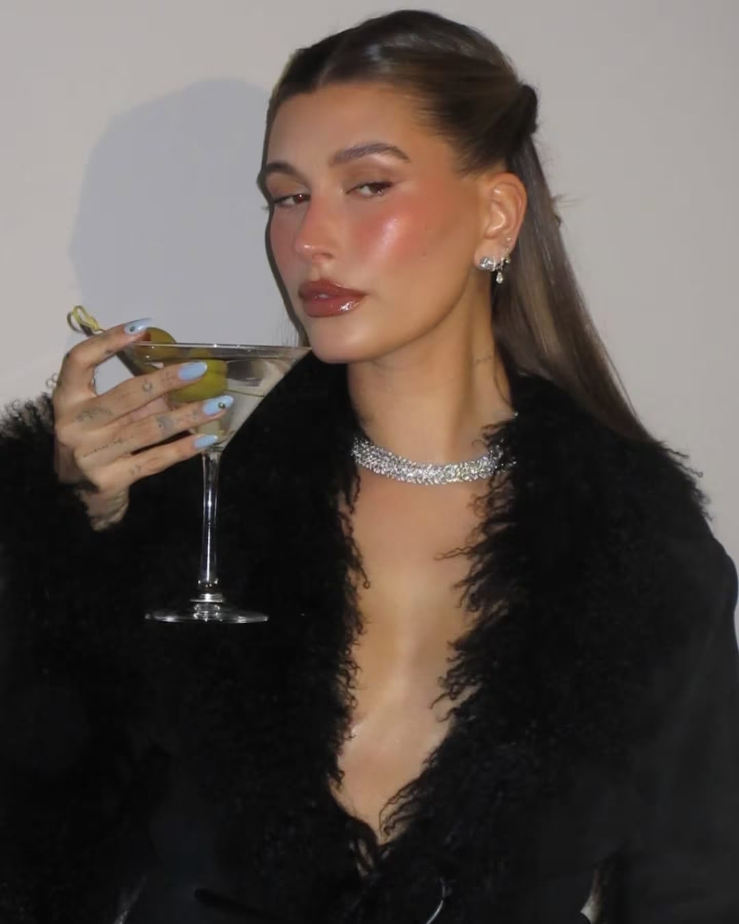 unhas martini de Hailey Bieber