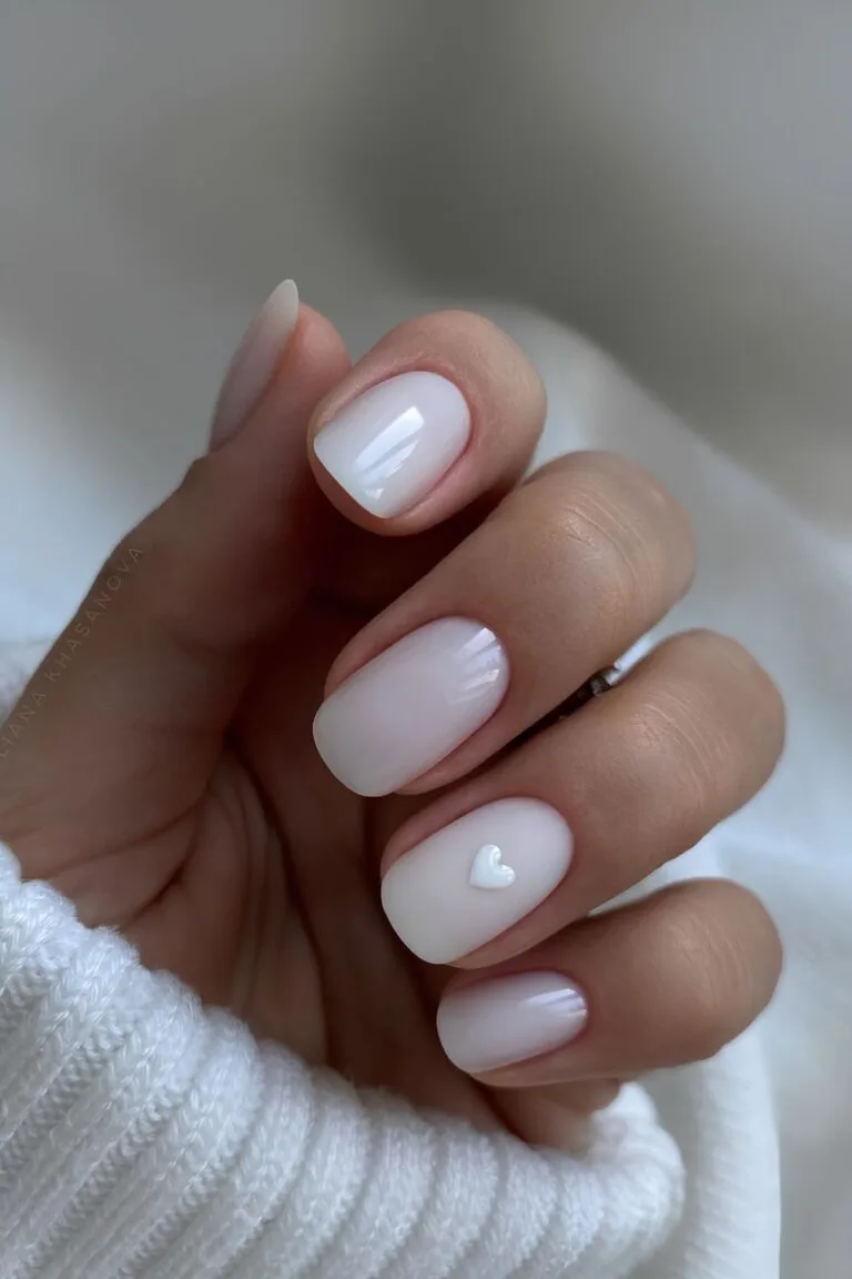 unhas minimalistas brancas com detalhe coração