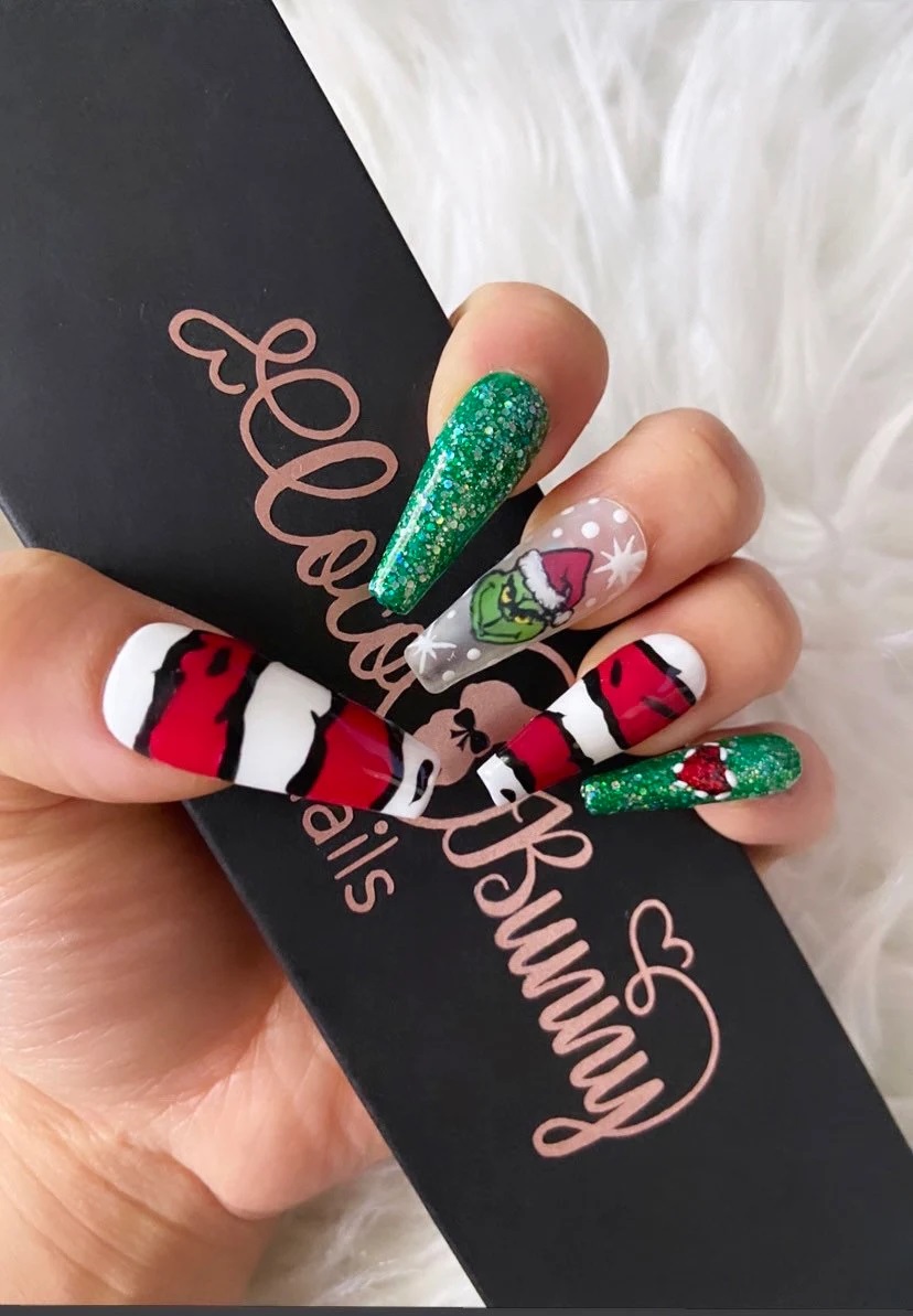 unhas stiletto com design do filme grinch