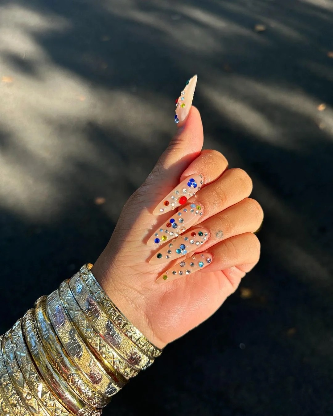 unhas com strass coloridos