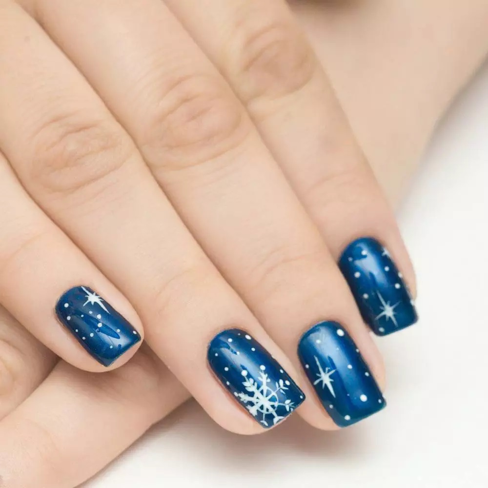 unhas de natal em azul com desenhos em branco